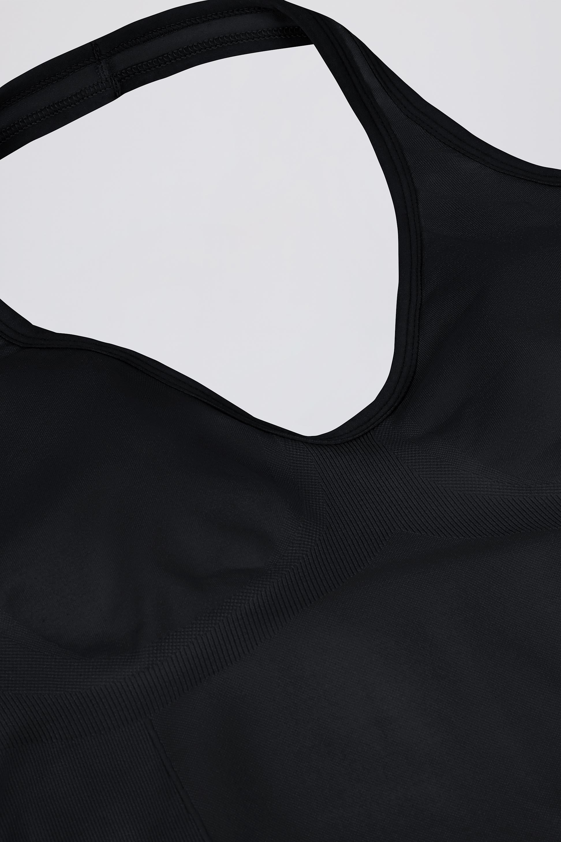 เสื้อกล้ามคอฮอลเตอร์เนค Define Luxe สีดำ