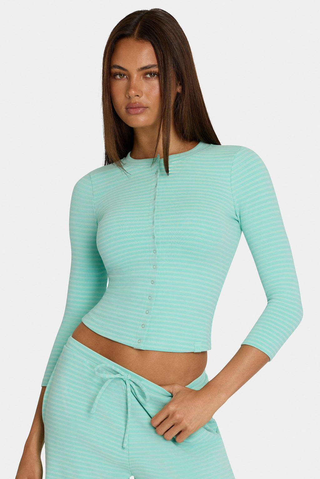 เสื้อคาร์ดิแกนคอคิวเจอร์ซี่แปรงสีดำ Aqua Stripe