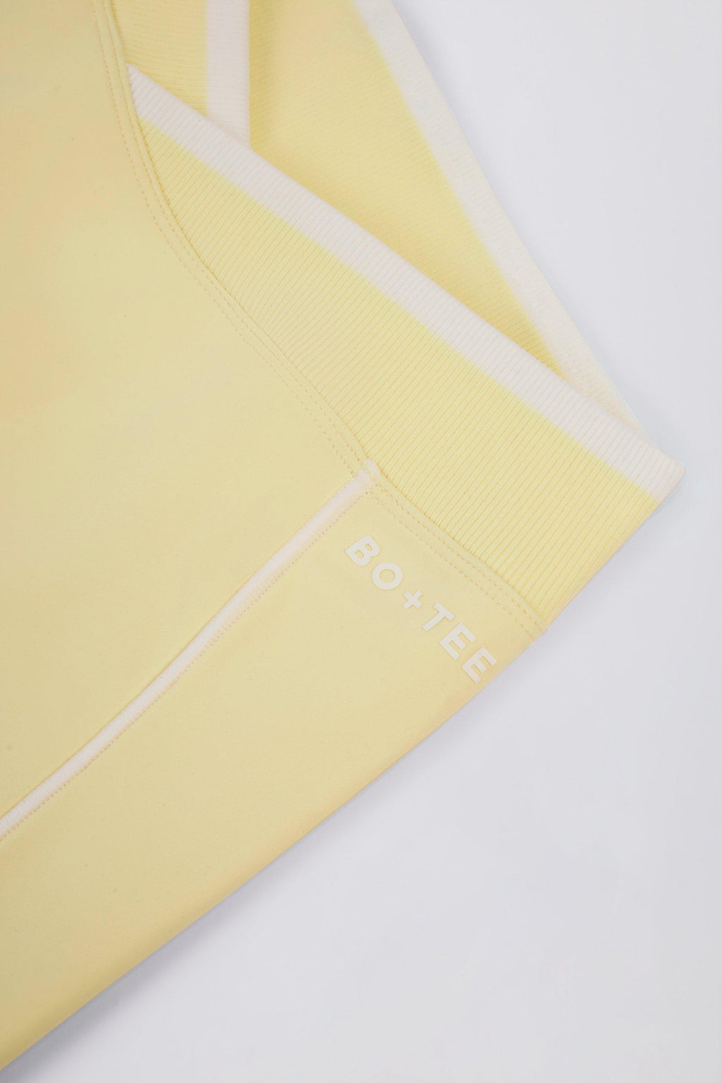 กางเกงขาสั้นขนาดเล็กแบบ Soft Active Wrapover Contrast สีเหลืองอ่อน