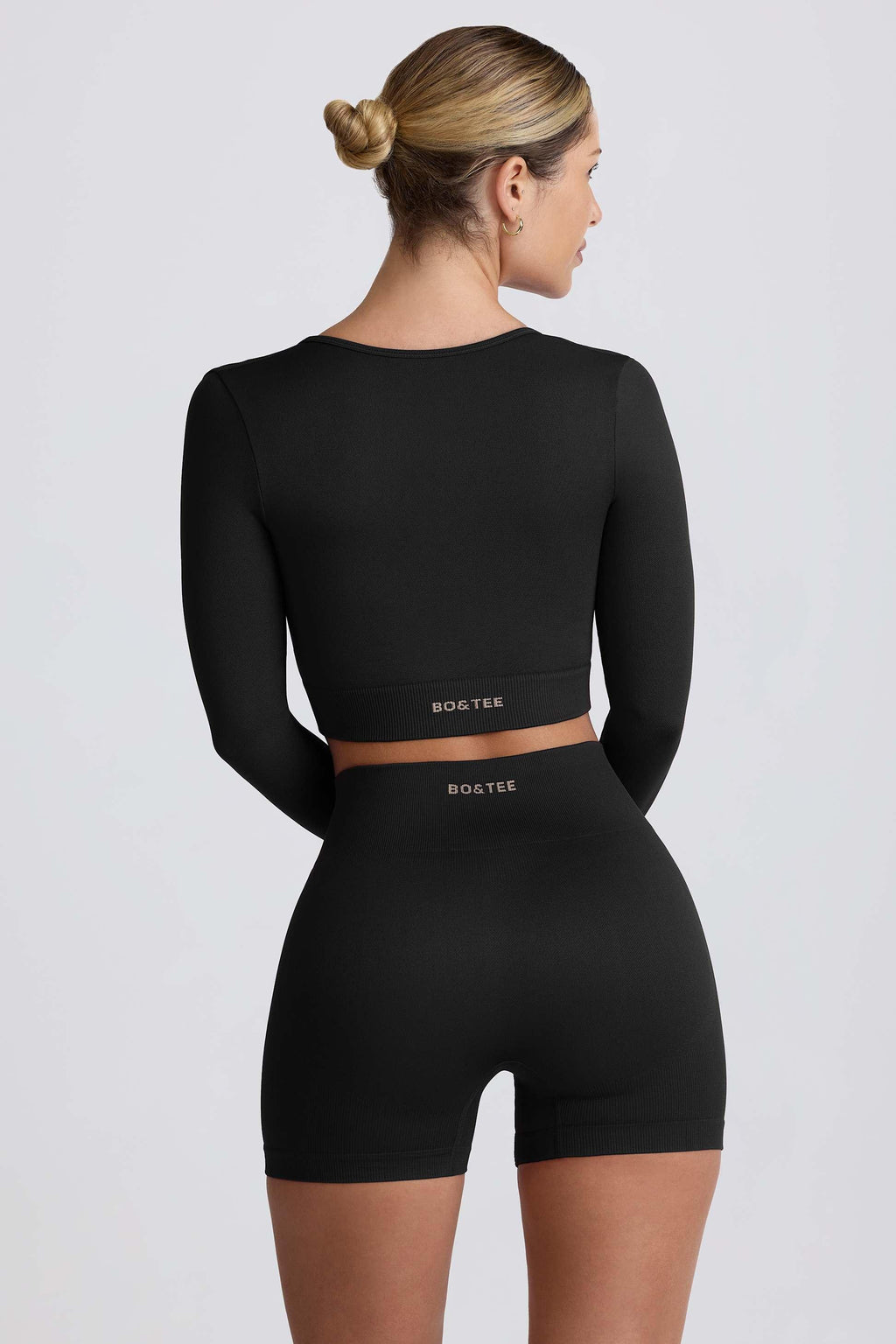 เสื้อครอปท็อปแขนยาวไร้รอยต่อ Super Sculpt สีดำ