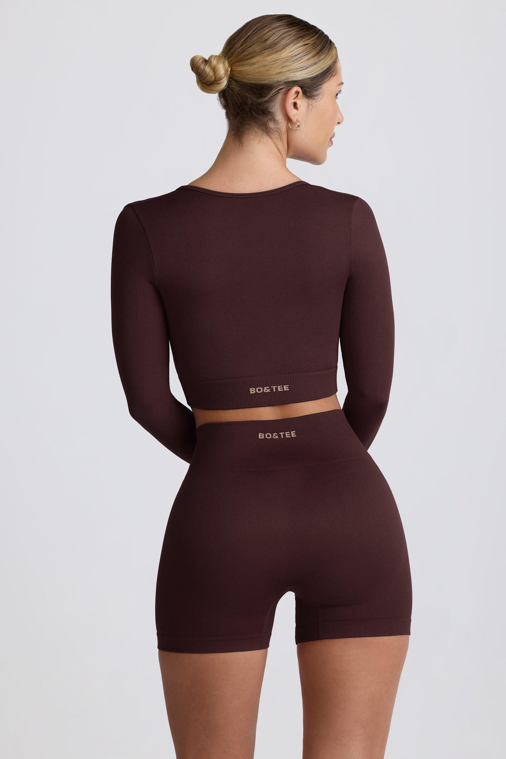 เสื้อครอปท็อปแขนยาวไร้รอยต่อ Super Sculpt สีช็อกโกแลต